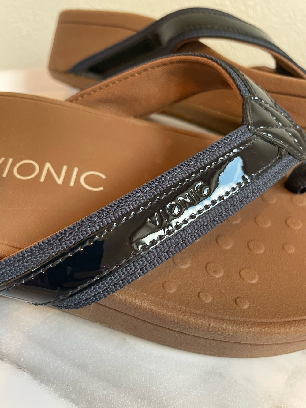 Vionic Womens Flip Flop Sandals High Tide Wedge Black Navy Patent
Leather Sz 8 - Picture 2 of 9